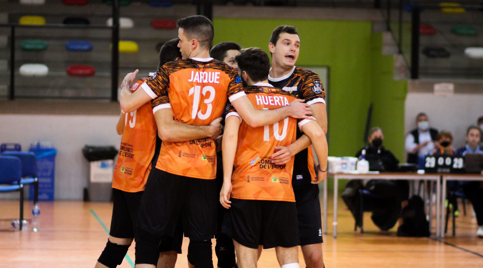 Léleman Voleibol Valencia consigue arrebatarle un punto al lider Club